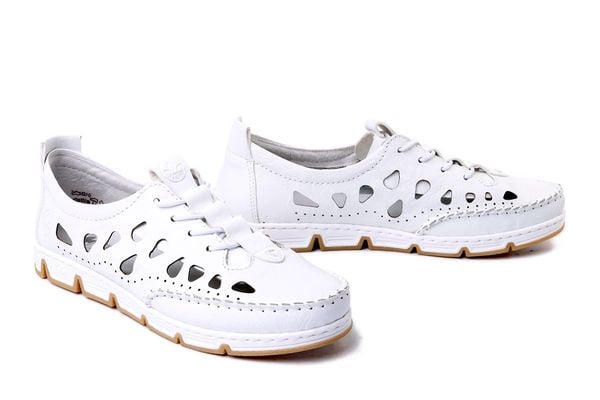 RIEKER 49956-80 white, półbuty damskie. Białe półbuty Rieker, na lato, w ażurowe wzory, bez obcasa, bez zapięcia. Za 329,90 zł.