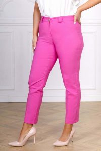 Eleganckie różowe spodnie cygaretki Inez XXL OVERSIZE. Czerwone chinosy Moda Size Plus Iwanek, bez wzorów, z bawełny, krótkie. Za 199,90 zł.