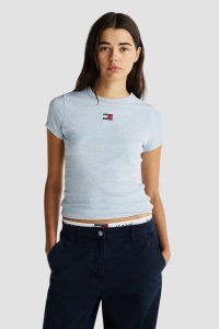 TOMMY JEANS Błękitny t-shirt damski. Niebieskie t-shirty Tommy Jeans, s, bez wzorów, z jeansu, bez kołnierzyka, bez ramiączek. W wyprzedaży za 160,99 zł.