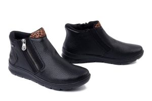 RIEKER TEX Z0059-00 black, botki damskie. Czarne botki Rieker, bez wzorów, z gumy, bez obcasa, bez zapięcia. Za 379,90 zł.