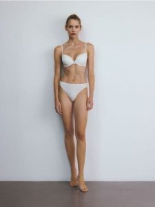 Majtki typu figi 3 pack - złamana biel. Figi Reserved, bez wzorów. Za 39,99 zł.