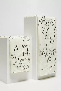 Szal letni z metalicznym nadrukiem w kropki beżowy. Brązowe szaliki MOODO, na lato, bez wzorów. W wyprzedaży za 15,99 zł.