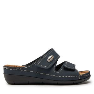 Klapki Tamaris. Niebieskie klapki Tamaris, bez wzorów, bez obcasa. Za 169,99 zł.