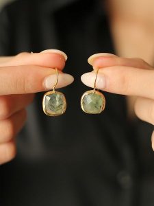 Pierres de Jade Pozłacane kolczyki z prehnitem rozmiar: onesize. Szare kolczyki Pierres de Jade, z prehnitem, pozłacane. Za 74,63 zł.