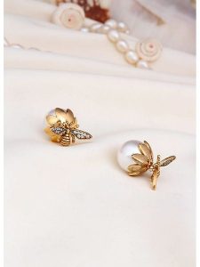 L'Atelier de Gaia Pozłacane kolczyki-wkrętki z perłami rozmiar: onesize. Białe kolczyki L'Atelier de Gaia, z perłą, pozłacane. Za 91,34 zł.