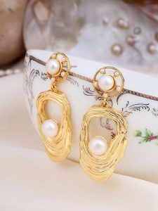 Pierres delicates Kolczyki z perłami w kolorze białym rozmiar: onesize. Białe kolczyki Pierres delicates, z perłą, z mosiądzu. Za 100,75 zł.