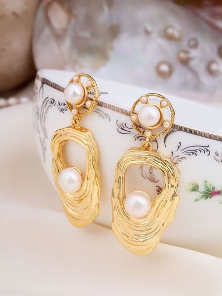 Pierres delicates Kolczyki z perłami w kolorze białym rozmiar: onesize. Białe kolczyki Pierres delicates, z perłą, z mosiądzu. Za 100,28 zł.