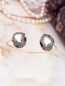 L'Atelier de Gaia Pozłacana bransoletka z turmalinem i perłami rozmiar: onesize. Białe bransoletki L'Atelier de Gaia, z perłą, pozłacane. Za 60,99 zł.