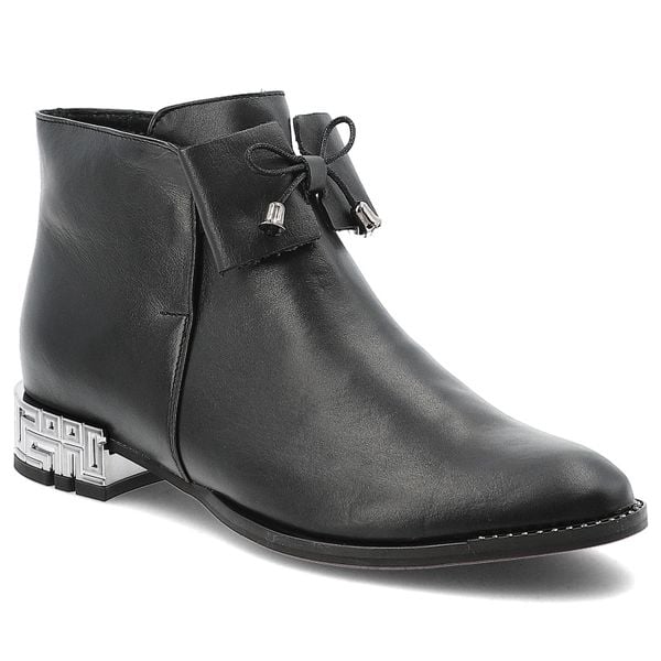 Botki damskie Armodo, ocieplane futerkiem zapinane na suwak i na płaskim obcasie, czarne, 1396. Czarne botki Armodo, bez wzorów, ze skóry, bez obcasa, na obcasie, bez zapięcia. Za 389,00 zł.