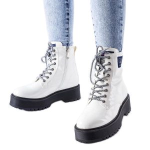 Białe workery Lee Cooper LCJ-21-47-0666LB. Białe botki na jesień, bez wzorów, z lakierowanej skóry, za kostkę, bez obcasa, na obcasie, bez zapięcia. Za 268,94 zł.