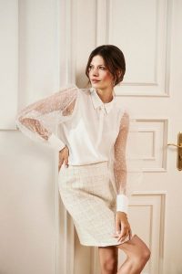 Koszula z ażurowymi rękawami biała. Białe koszule MOODO, m, w ażurowe wzory, bez kołnierzyka, bez ramiączek. W wyprzedaży za 44,99 zł.