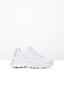 Sneakersy chunky z lekką podeszwą. Białe buty sportowe bonprix, bez wzorów, bez zapięcia. Za 149,99 zł.