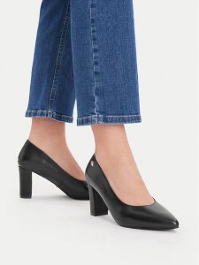 MEXX Czółenka EO-WS3990-01 Czarny. Czarne czółenka Mexx, bez wzorów, ze skóry, bez obcasa, bez zapięcia. Za 299,99 zł.
