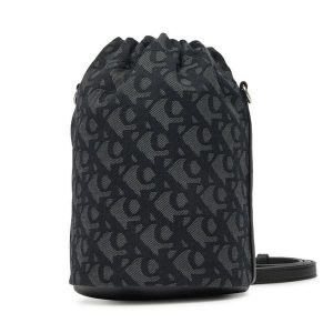 Torebka Calvin Klein. Czarne listonoszki Calvin Klein, bez wzorów, bez dodatków. Za 479,99 zł.