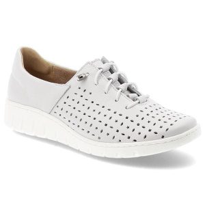 Półbuty damskie Wasak, ze skóry naturalnej licowej ażurowa cholewka sznurowanie lekka podeszwa casual, białe, 0810. Białe półbuty Wasak, w ażurowe wzory, ze skóry, bez obcasa, bez zapięcia. Za 339,00 zł.