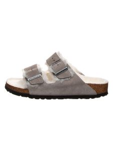Birkenstock Skórzane kapcie "Arizona Fur" w kolorze szarym rozmiar: 38. Szare kapcie Birkenstock, bez wzorów, z wełny. Za 230,59 zł.