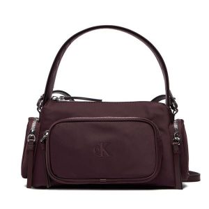 Torebka Calvin Klein. Czerwone torebki klasyczne Calvin Klein, bez wzorów, z nylonu, bez dodatków. Za 379,99 zł.