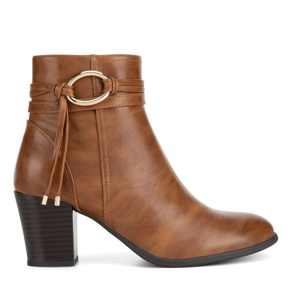 Botki Clara Barson. Brązowe botki Clara Barson, bez wzorów, bez obcasa, na słupku, bez zapięcia. Za 119,99 zł.