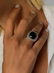 DI GIORGIO Srebrny pierścionek z onyksem rozmiar: 60. Czarne pierścionki DI GIORGIO, z onyksem, srebrne. Za 284,15 zł.