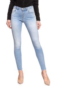 WRANGLER SKINNY LIGHT CHARM W28KRG17U 112128328. Niebieskie rurki Wrangler, z jeansu. Za 199,99 zł.