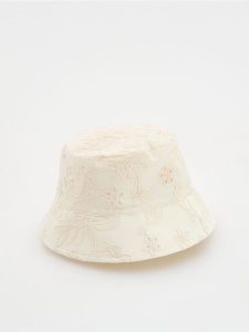 Kapelusz typu bucket - kremowy. Białe kapelusze Reserved, bez wzorów. W wyprzedaży za 55,99 zł.