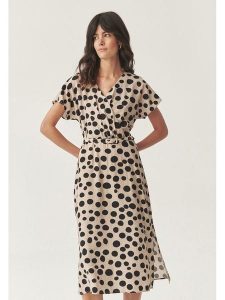 TATUUM Sukienka w kolorze beżowo-czarnym rozmiar: 36. Brązowe sukienki Tatuum, bez wzorów, z tkaniny, bez kołnierzyka, bez ramiączek, midi. Za 200,60 zł.