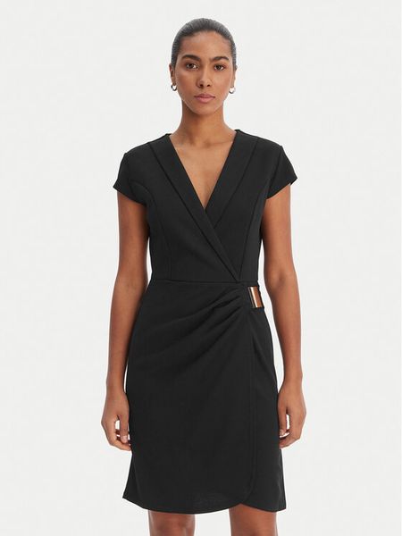 Morgan Sukienka koktajlowa 261-RIXO Czarny Slim Fit. Czarne kombinezony Morgan, bez wzorów, z syntetyku, wizytowe, bez kołnierzyka, bez ramiączek. Za 299,99 zł.