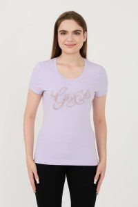 GUESS Lawendowy t-shirt Script. Fioletowe t-shirty Guess, xs, z aplikacjami, bez kołnierzyka, bez ramiączek. W wyprzedaży za 109,99 zł.
