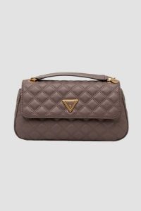 GUESS Torebka w kolorze taupe Giully. Brązowe torebki klasyczne Guess, z aplikacjami, bez dodatków. W wyprzedaży za 499,99 zł.