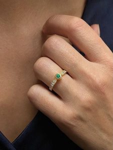 OR Carats Złoty pierścionek z kamieniami szlachetnymi rozmiar: 52. Zielone pierścionki OR Carats, z szmaragdem, złote. Za 695,99 zł.