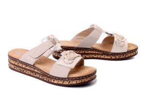 RIEKER 62936-60 beige, klapki damskie. Brązowe klapki Rieker, bez wzorów, bez obcasa, na koturnie. Za 299,90 zł.