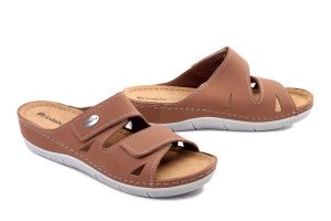 Inblu OE-01GU 021 camel, klapki damskie. Brązowe klapki Inblu, bez wzorów, ze skóry, bez obcasa, na koturnie. Za 109,90 zł.