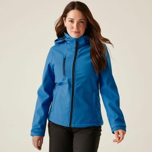 Softshell roboczy damski Venturer z kapturem. Niebieskie kurtki Regatta, na zimę, bez wzorów, z softshellu, z kapturem. Za 269,99 zł.