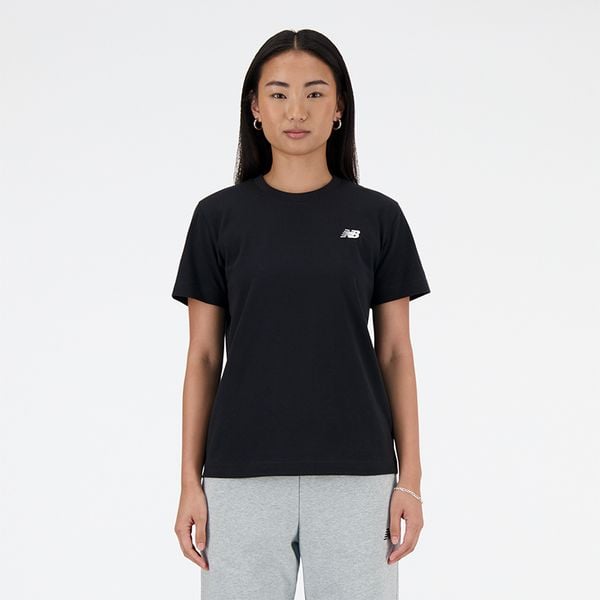 Koszulka damska New Balance WT41509BK – czarna. Czarne bluzki New Balance, m, bez wzorów, z bawełny, eleganckie, bez kołnierzyka, bez ramiączek. Za 129,99 zł.
