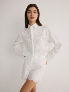 Koszula z haftem - złamana biel. Koszule Reserved, l, bez wzorów, z bawełny, bez kołnierzyka, bez ramiączek. W wyprzedaży za 99,99 zł.