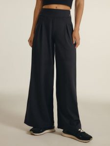 4F Spodnie z szerokimi nogawkami damskie 4F x Anna Lewandowska - czarne XL. Czarne spodnie dresowe 4f, bez wzorów, z dresówki, z podwyższonym stanem. Za 189,99 zł.