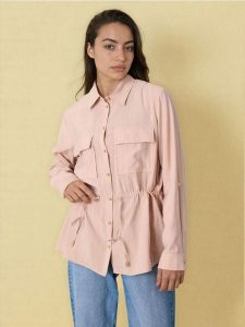 Koszula z kieszeniami cargo i wiązaniem w talii - beżowy. Brązowe koszule Sinsay, l, bez wzorów, bez kołnierzyka, bez ramiączek. Za 59,99 zł.