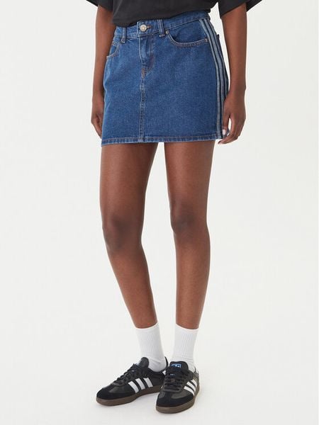 Adidas Spódnica jeansowa 3-Stripes KD2901 Niebieski Regular Fit. Niebieskie spódnice ADIDAS, bez wzorów, z bawełny. Za 279,99 zł.