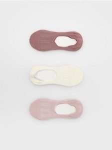 Skarpetki balerinki 3 pack - brudny róż. Czerwone skarpetki Reserved, bez wzorów. W wyprzedaży za 25,99 zł.