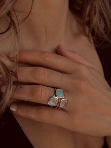 Les Petites Précieuses Pozłacany pierścionek z kamieniem księżycowym rozmiar: 52. Białe pierścionki Les Petites Précieuses, z kamieniem księżycowym, pozłacane. Za 136,13 zł.