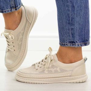 Beżowe skórzane półbuty damskie Cambell 13302. Brązowe półbuty Cambell, na jesień, w ażurowe wzory, z jeansu, bez obcasa, na płaskiej podeszwie, bez zapięcia. Za 219,00 zł.