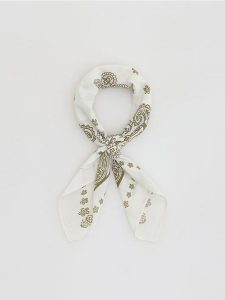 Wzorzysta apaszka z wiskozą - oliwkowy. Zielone apaszki i chusty Reserved, bez wzorów, z wiskozy. Za 59,99 zł.