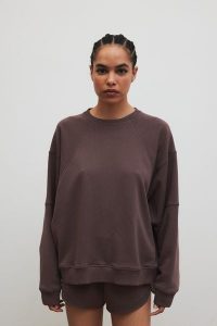 Bluza damska z przeszyciami w kolorze PURPLE TAUPE - NORD. Fioletowe bluzy Marsala, m, bez wzorów, z bawełny, bez kaptura. Za 319,90 zł.