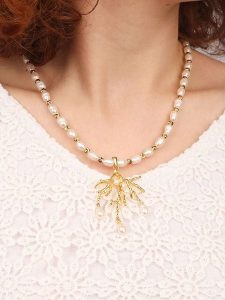 L'Atelier de Gaia Pozłacany naszyjnik z perłami - dł. 46 cm rozmiar: onesize. Białe naszyjniki L'Atelier de Gaia, z perłą, pozłacane. Za 127,35 zł.