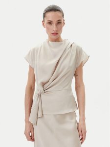 Bruuns Bazaar Bluzka Acacia BBW4427 Beżowy Regular Fit. Brązowe bluzki Bruuns Bazaar, bez wzorów, z syntetyku, bez kołnierzyka, bez ramiączek. Za 209,99 zł.