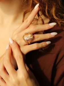 Pierres delicates Pozłacany pierścionek z masą perłową i cyrkoniami rozmiar: onesize. Białe pierścionki Pierres delicates, z cyrkonią, pozłacane. Za 65,99 zł.