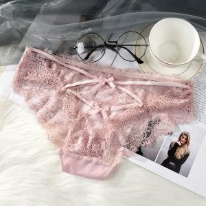 Stringi koronkowe z paseczkami na specjalne okazje Zeliha. Białe stringi Intica, bez wzorów, z koronki. W wyprzedaży za 59,00 zł.