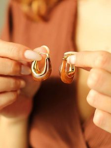 Pierres delicates Pozłacane kolczyki-kreole z agatami rozmiar: onesize. Brązowe kolczyki Pierres delicates, z agatem, pozłacane. Za 43,99 zł.