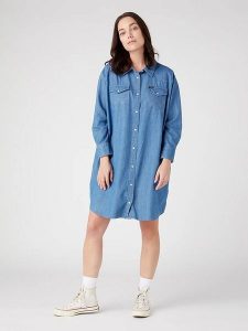 Wrangler Sukienka w kolorze niebieskim rozmiar: M. Niebieskie sukienki Wrangler, na co dzień, m, bez wzorów, z bawełny, bez kołnierzyka, bez ramiączek, midi, proste. Za 100,99 zł.
