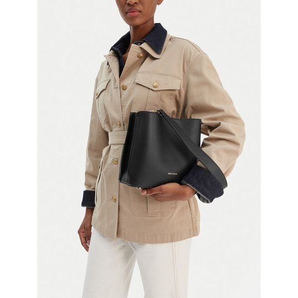 Torebka GINO ROSSI. Czarne torebki klasyczne Gino Rossi, bez wzorów, bez dodatków. Za 279,99 zł.